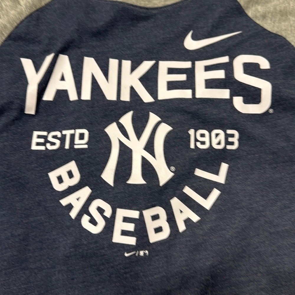 XL women’s Nike NY Yankees tee